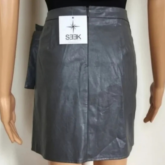 LF SEEK THE LABEL grey faux leather mini skirt - Picture 2 of 7